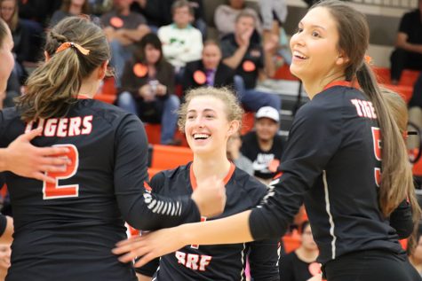 Senior volleyball players get conference awards
