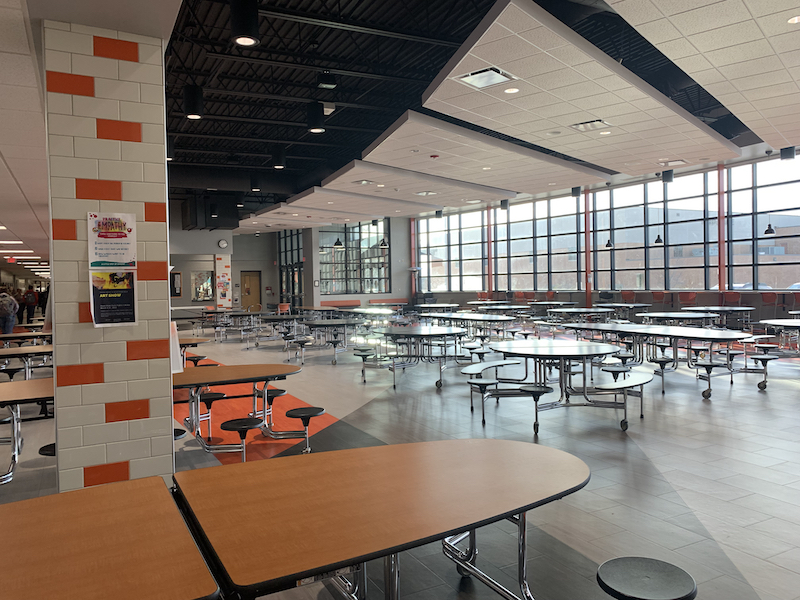 tables+in+an+empty+lunchroom